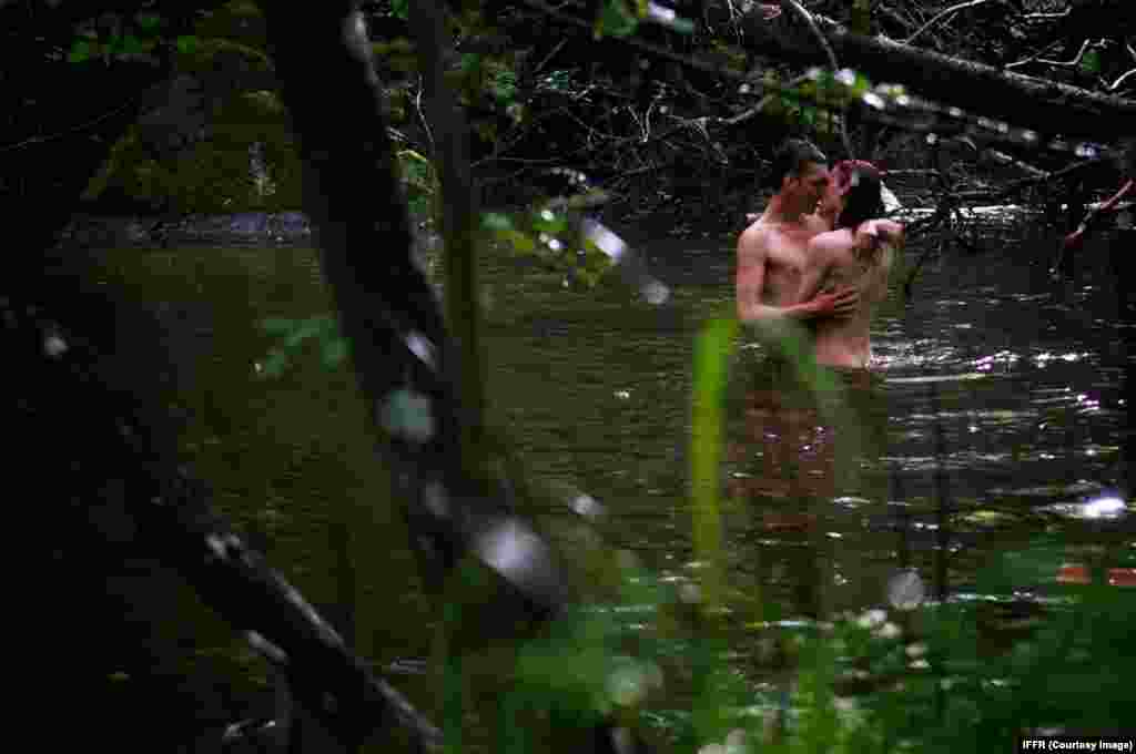 В шведском конкурсном фильме "Что-то должно сломаться" трансгендер влюблен в панка-мазохиста. Этот фильм получил одну из трех главных наград - "Роттердамского тигра".