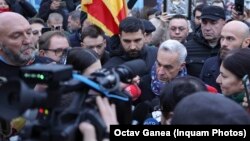 Calin Georgescu i deseci njegovih pristaša okupili su se ispred zatvorenog biračkog mjesta u Bukureštu, 8. 12. 2024.