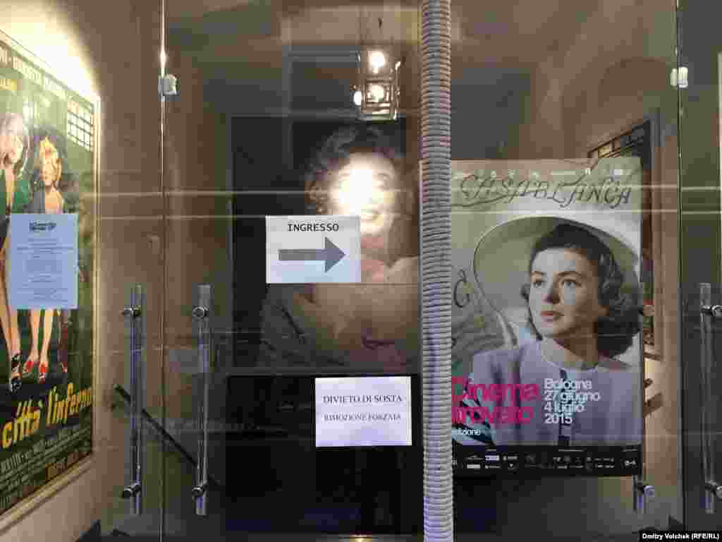 У входа в кинотеатр "Арлекино" соревнуются две красивицы – Бергман и Монро