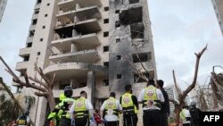 ირანის სარაკეტო შეტევის შედეგად დაზიანებული სახლი ისრაელის ცენტრალურ ნაწილში, ქალაქ ფეთახ-თიკვაში. 2025 წლის 16 ივნისი