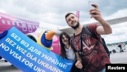 Putnici prave selfije dok stižu iz Kijeva nakon što je Evropska unija odobrila bezvizna putovanja za ukrajinske državljane na aerodromu u Gdanjsku u Poljskoj (juni 2017.)