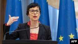 "Radite sa nama na reformama, kako bi vaše članstvo u Evropskoj uniji bilo moguće", poručila je u Beogradu evropska komesarka za proširenje Marta Kos, nakon sastanka sa premijerom Srbije Đurom Macutom 29. aprila. (arhivska fotografija)