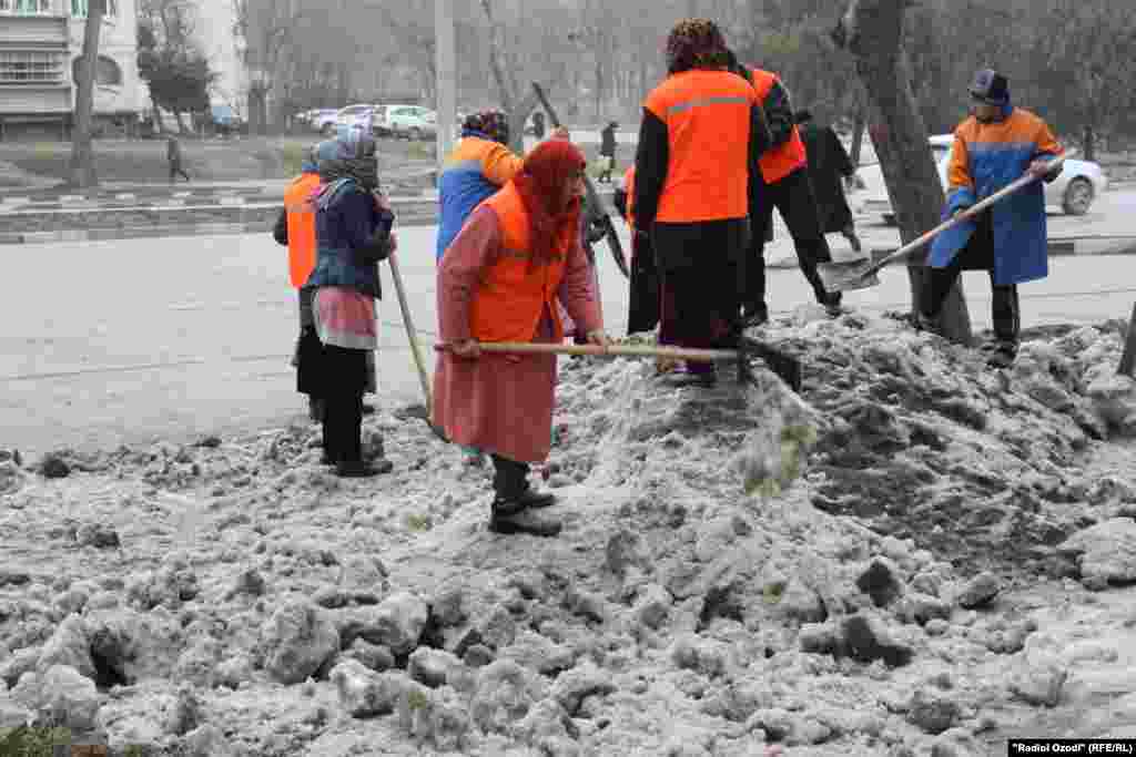 Кормандони нигоҳубинии роҳҳои Душанбе дар зимистон барфҳои роҳҳоро дар канораҳои роҳ ҷамъ карда буданд ва акнун бо гарм шудани ҳаво онро ҳам мехоҳанд аз инҷо тоза кунанд