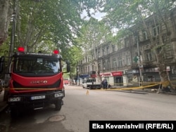 ასე გამოიყურება 5 მაისს დადიანის გამზირის ის მონაკვეთი, სადაც საცხოვრებელ სახლში ორი სართული ჩაინგრა