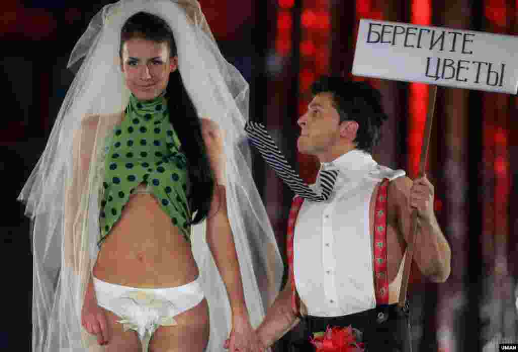 С одной из участниц показа мод Ukrainian Fashion Week, проведенного совместно с фондом "Анти-СПИД". 16 октября 2007 года