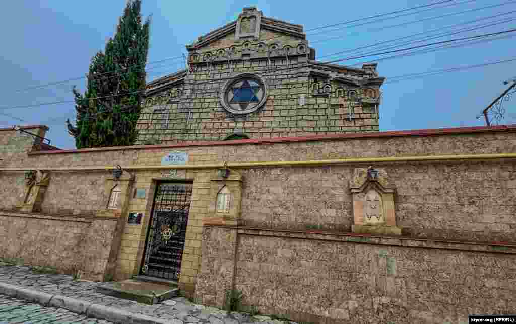 Синагогу «Егия-Капай» («открытая ладонь») построили в 1912 году на деньги местных ремесленников, отчего она получила название Ремесленная. Фасад здания украшает круглый витраж с шестиконечной звездой