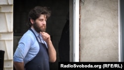 За повідомленням видання Globo, у його будинку знайшли 25 кілограмів марихуани, речовину, схожу на кокаїн, і 350 патронів