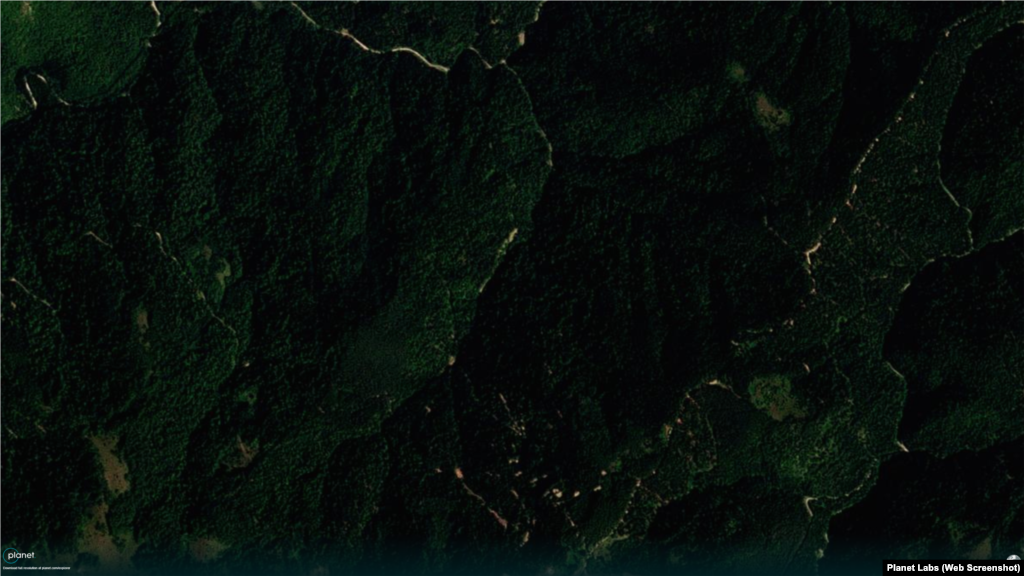 Satelitski snimci šumskog zemljišta u blizini Vareša nastali 19. august 2021. godine, odnosno prije otvaranja rudnika kopa Rupice.  Na drugoj snimci, od 24. jula 2024, prikazan je rudarski kop Rupice kao i obližnje područje koje je bilo pripremano za deponiju jalovine.