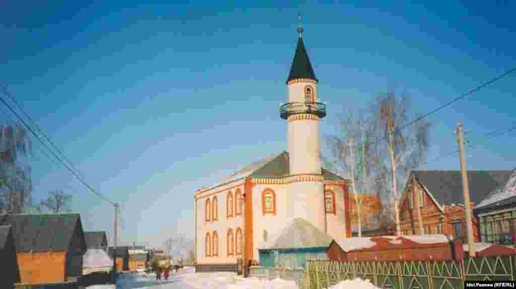 Мечеть "Рамазан". Четвертая мечеть Белозерья, построена в 1999 году. Первый и второй этажи мечети используются двумя разными махаллями: по линии Совета муфтиев России – "Рамазан" (председатель организации – Ахметов Равил, имам – Гульзаваров Касим) и по линии ЦДУМ России – "Салават" (имам Сайфутдинов Рафик)