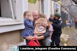 Эвакуация детей после удара