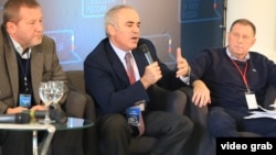 Алфред Кох, Гарри Каспаров, Андрей Илларионов на Форуме свободной России