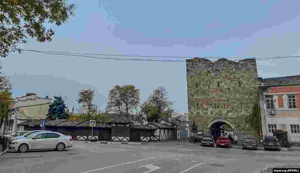 С востока туристический маршрут «Малый Иерусалим» начинается с культурно-этнографического центра «Одун-базар къапусы» («ворота дровяного базара» или Гезлевские ворота). В Средневековье здесь находились главные крепостные ворота тогдашнего Гезлева – так тогда назывась Евпатория