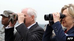 Державний секретар США Гілларі Клінтон і міністр оборони Роберт Ґейтс розглядають прикордонні території Північної Кореї з поста поблизу Пханмунджом, 21 липня 2010 року