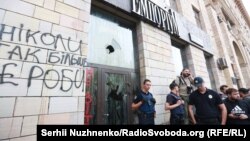 Затерті графіті (на стінах між вітринами) і розбитий внаслідок нападу вхід до крамниці, 3 вересня 2017 року