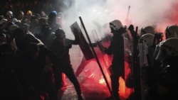 Suzavac i pendreci u Novom Sadu, u sukobu policije sa demonstrantima Suzavac i pendreci u Novom Sadu, u sukobu policije sa demonstrantima