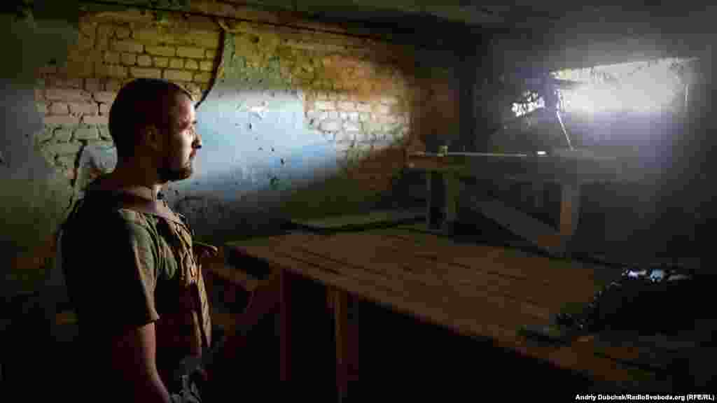 Український військовий чергує на одній з передових вогневих позицій обладнаній кулеметом ДШК (12,7-мм станковий кулемет Дегтярьова-Шпагіна зразка 1938 року) поблизу Мар'їнки, Донецька область, 12 липня 2018 року. БІЛЬШЕ ФОТОГРАФІЙ НА ЦЮ ТЕМУ ТУТ