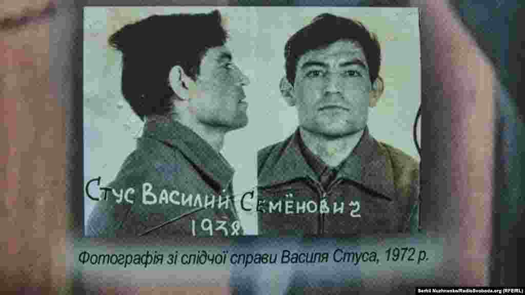 «Мати радянське громадянство є неможливою для мене річчю. Бути радянським громадянином – значить бути рабом…» – писав із ув'язнення Василь Стус. Радянська каральна машина визнала його «особливо небезпечним рецидивістом», запроторивши другий раз за ґрати на 10 років таборів. 28 серпня 1985 року Стуса відправили до карцеру за те, що, читаючи книгу в камері, він сперся ліктем на нари. У ніч із 3 на 4 вересня його знайшли мертвим у карцері