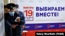 Сотрудники правоохранительных органов на избирательном участке (архивное фото)