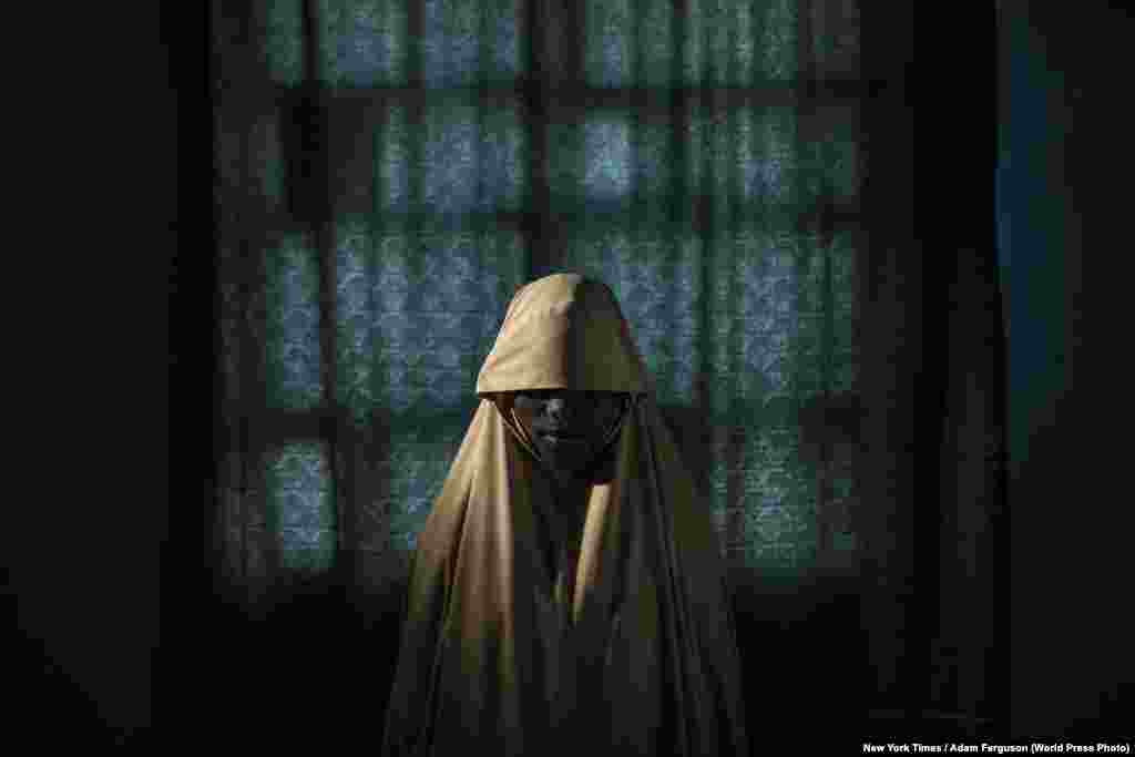 Номинация: "Люди". Фоторепортаж Адам Фергусон из США сфотографировал девушек после освобождения из рук нигерийской террористической группировки "Боко Харам". Девочкам приказали взорвать себя, но им удалось сбежать. С 2014 года экстремистская группировка похитила более 2000 женщин и детей.