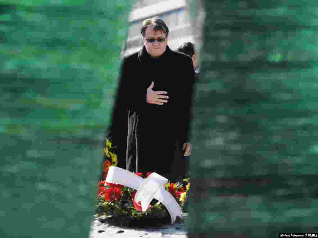 Polaganje cvijeća na Spomen obilježje ubijenoj djeci opkoljenog Sarajeva, 01. mart 2012.