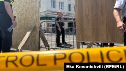 ბარიერები ჩამონგრეულ სახლთან