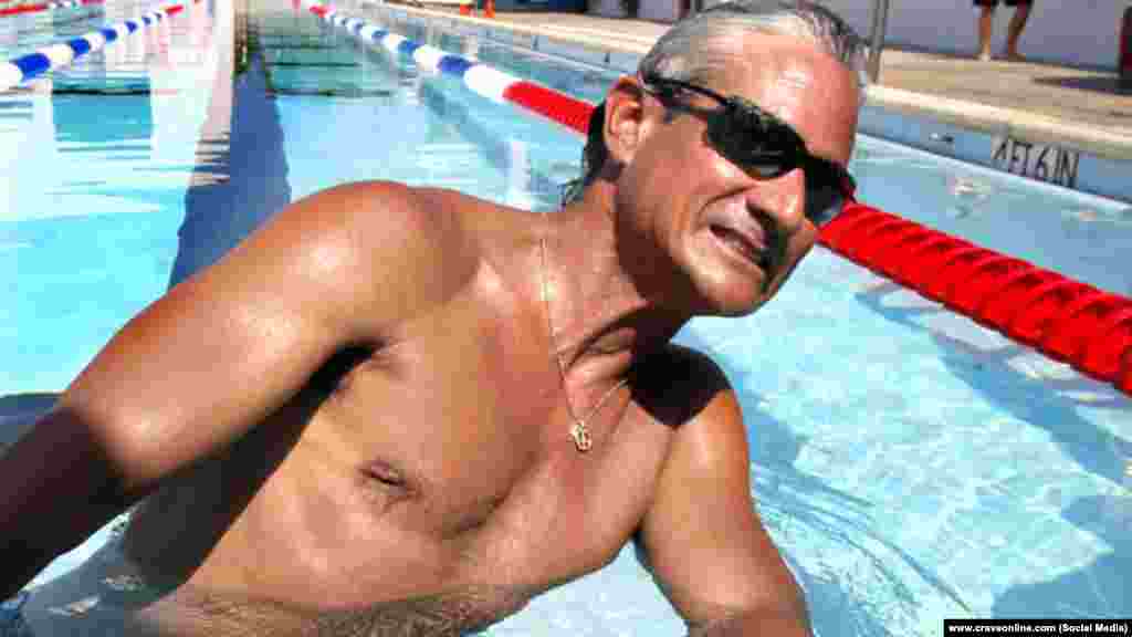 Грег Луганис - американский профессиональный пловец, Олимпийский чемпион, ЛГБТ-активист, писатель. В 1995 году Луганис впервые публично заговорил о себе как о гее и о том, что заражён ВИЧ. 