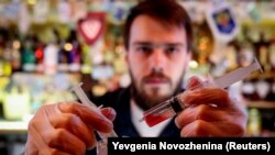 Barmen proba tek izmišljeni koktel Korona virus u baru u Moskvi, 19. marta. "Situacija je pod kontrolom", izjavio je predsjednik Vladimir Putin.