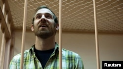 Участник экспедиции на корабле "Арктик санрайз", видеооператор Кирон Брайан в Приморском суде Санкт-Петербурга