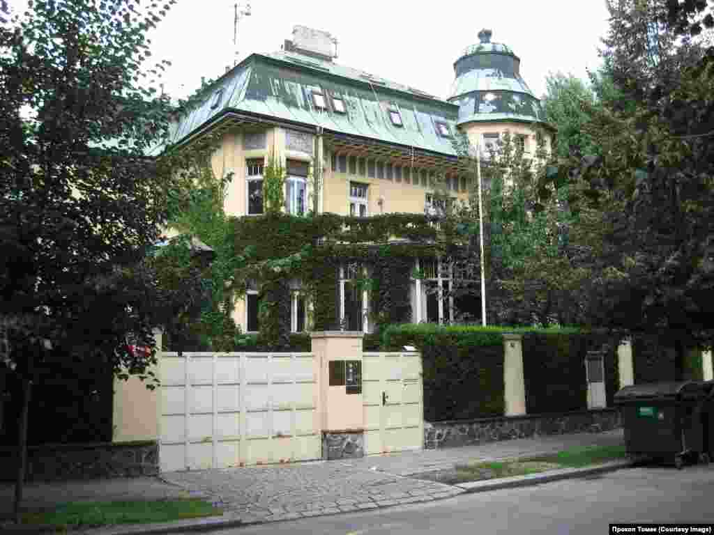 Na Zátorce 289/3 – в этой вилле в 50-х жили прибывшие из Москвы сотрудники КГБ, дававшие советы своим чехословацким коллегам по созданию "эффективных" органов госбезопасности.