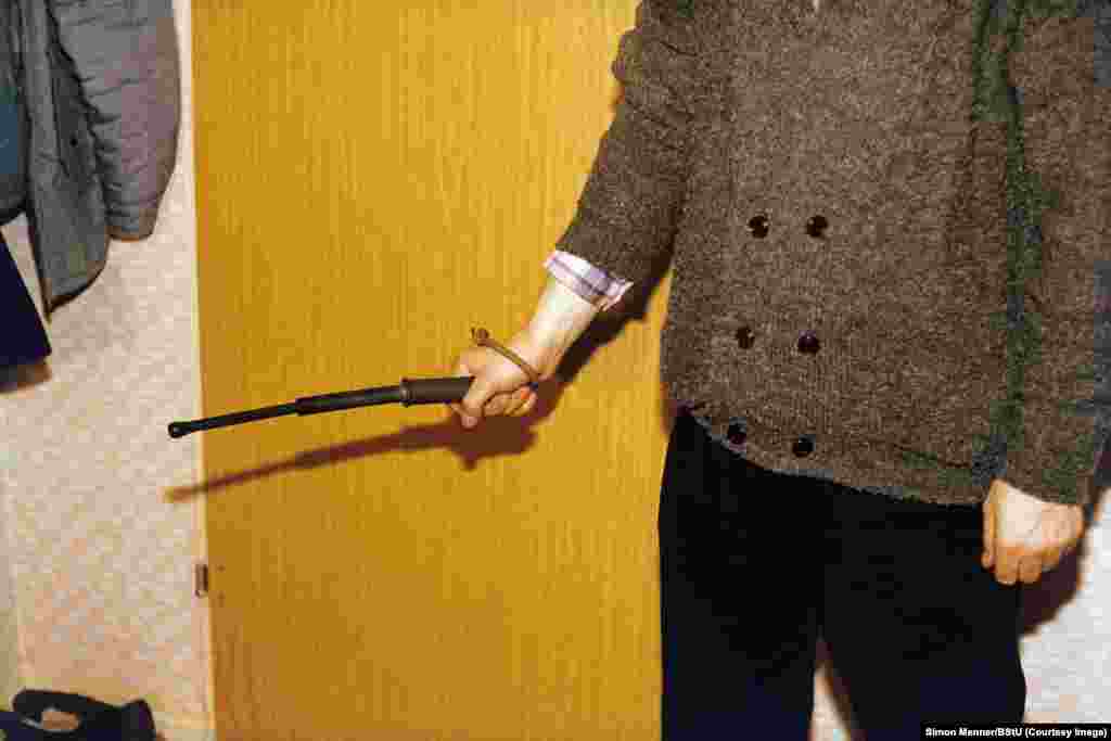 Фотография одного из учебных пособий по подготовке агентов Штази к силовым задержаниям. На пике своей мощи в середине 1980-х годов служба Штази была всесильной в стране. На каждые 63 гражданина ГДР приходился один офицер или информатор. Даже в период Третьего рейха при Гитлере один агент Гестапо приходился на 2 тысячи граждан Германии. 