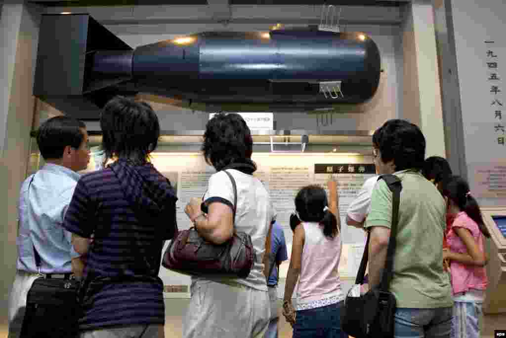 Макет сброшенной на Хиросиму атомной бомбы Little Boy ("Малыш") в натуральную величину, в городском Мемориальном парке-музее мира