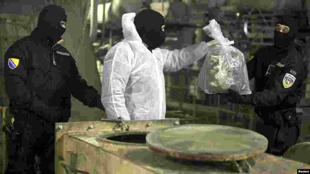 BiH - Članovi SIPE uništavaju veće količine ilegalnih narkotika, Gacko, 13. decembar 2012. Foto: REUTERS / Dado Ruvić