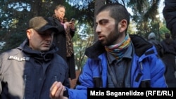 გამოცემა „პუბლიკის“ ფოტორეპორტიორი მინდია გაბაძე სასამართლო დარბაზიდან გააძევეს - მიზეზი კითხვის დასმა გახდა.