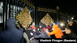 Trenutak kada demonstranti probijaju kapiju kako bi ušli u zgradu Vlade, 5. oktobar 2020.