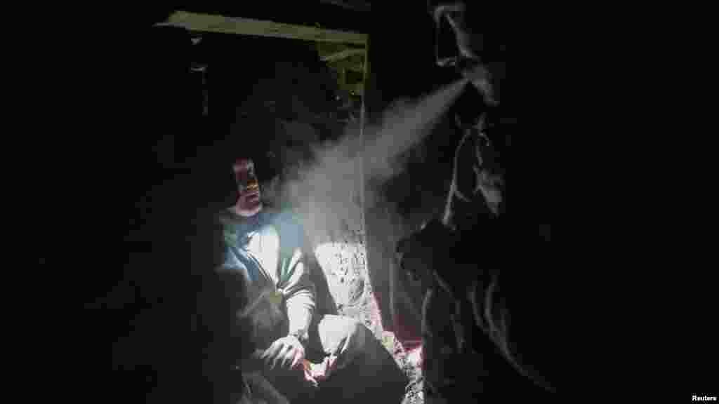 Ukrajinski vojnici odmaraju na svojoj poziciji na frontu blizu grada Toretsk u Donjeckoj oblasti.