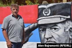 Za Srđana Stankovića, predsjednika Boračke organizacije Foča, svi murali u Foči su „srpske ikone i svetinje“ (Foto: Stanković pored murala Ratku Mladiću)