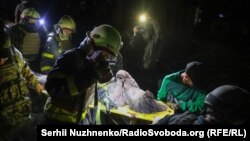ქალი ამოიყვანეს საცხოვრებელი კორპუსის ნანგრევებიდან კიევზე რუსული სარაკეტო დარტყმების შემდეგ. 24 აპრილი, 2025.