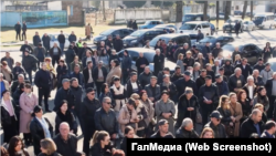 გალელები ბადრა გუნბასთან შეხვედრაზე გალის კულტურის სახლის წინ.