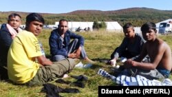 Zbog manjka kapaciteta, dio migranata ispred kampa 'Lipa' 