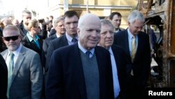 Сэнатар Джон Маккейн на Майдане, 14 сакавіка