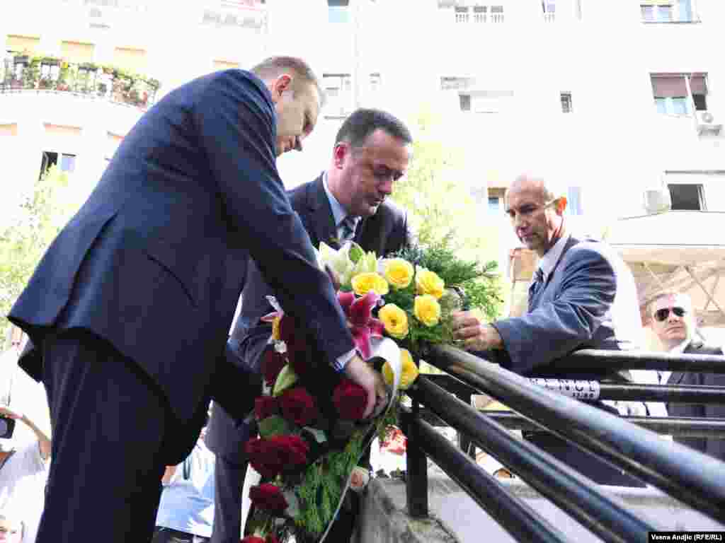 Na Obilićevom vencu otkrivena je spomen-ploča francuskom državljaninu Brce Tatonu, kojeg je u centru Beograda pretukla grupa navijača Partizana, (septembar 2009-e), a on je 12 dana kasnije preminuo. Prisutni su bili i gradonačelnik Beograda, Dragan Đilas, francuski ambasador, Jean Francois Terral, te predsednik Skupštine grada Aleksandar Antić, 17.09.2010. Foto: Vesna Anđić