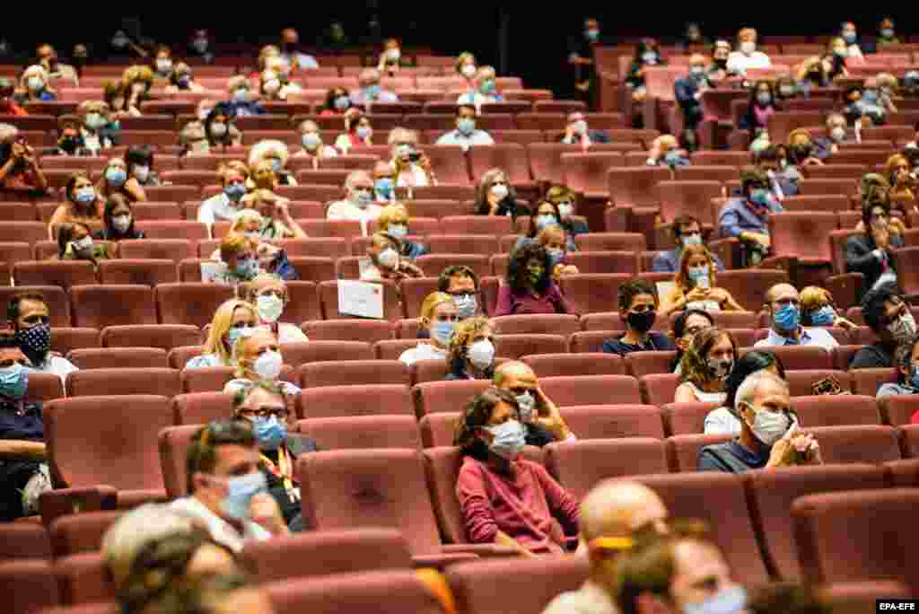 Publika na prikazivanju novog dokumentarnog filma 'Molecole', koji je snimljen tokom zatvaranja u Veneciji, 1. septembar, 2020.