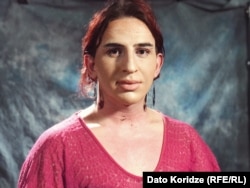 მადონას არ უნდოდა თავის მოკვლა. ეს უნდა ყოფილიყო უკიდურესი პროტესტი იმ ტკივილის გამო, რა ტკივილით და სირთულეებითაც ცხოვრობენ დღეს საქართველოში ტრანსგენდერი ქალები და მოხვდა კიდეც ეს ამბავი 1 მაისს საღამოს მედიის მთავარ სათაურებს შორის: „ტრანსგენდერმა ქალმა თავის დაწვა სცადა“.