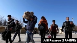 Avganistanske izbeglice prelaze granicu po povratku u zemlju pošto su deportovane iz Irana. (arhivska fotografija)