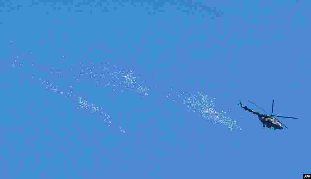 Український військовий гелікоптер розкидає листівки над Слов’янськом, 25 квітня 2014 року
