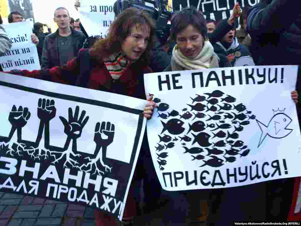 Організатори Всеукраїнської акції протесту зазначають, що в демонстраціях не братимуть участі політичні партії. «Якщо якась із партій з’явиться на акції, ми розцінюватимемо це як відверту провокацію», – наголошують вони. Київ, 12 жовтня