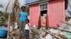 Jamaica-szerte számos otthon vált a hurrikán martalékává, hasonlóan a képen látható Camilla Powell és kislánya házához