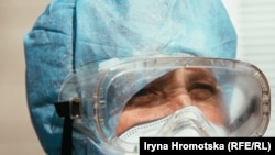 Показове тренування реагування в Олександрівській лікарні у Києві. Бригада імітує доправлення до відділення пацієнта з коронавірусною інфекцією