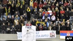 Navijači Srbije izvesili su transparent podrške Ratku Mladiću za vreme prijateljske utakmice sa Australijom 7. juna 2011. godine