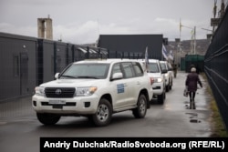 Mașini ale OSCE la punctul de control Stanitsia Luhanska, 22 noiembrie 2021.